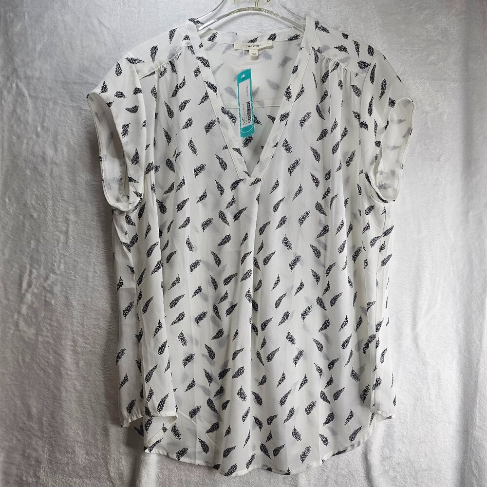 Fun2Fun Women's Lillian V-Neck Blouse Size L White Leaf Print Short Sleeve Top